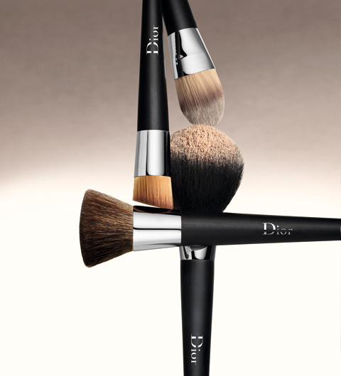 ディオールから、プロが使用するブラシをモデルにした「バックステージ ファンデーション ブラシ」が登場