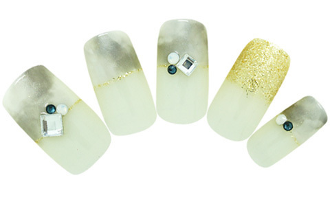 大人ネイルにアクセントを　シルバームーン