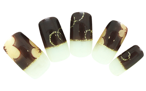 レトロ感たっぷりのモダンフラワーネイル