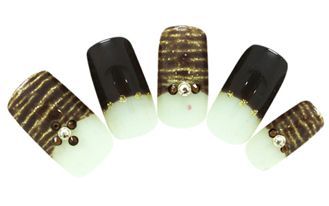 モード感満載のアニマル柄ネイル