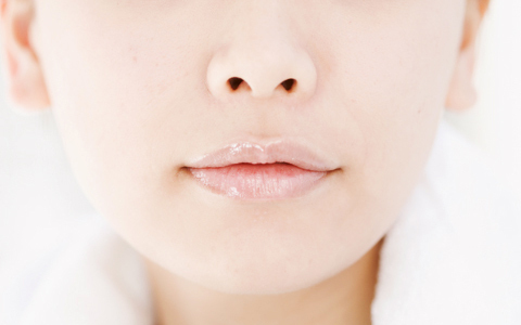 くちびるの縦ジワを防いで、いつも「ぷるぷるリップ」を保つコツ2つとは？