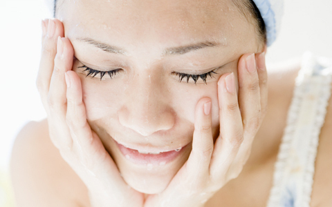 顔のくすみをなくして、キラキラ透明感ある肌をキープできる3つのテクとは？