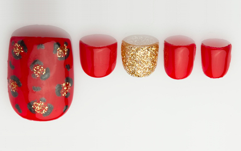 アニマル柄が印象的なフットネイル