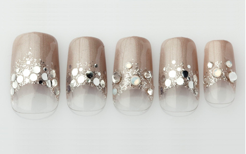 大人のカラーが新鮮！　ベージュグレーネイル