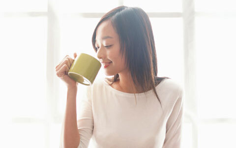 “むくみは美容の天敵”と言われる理由って？ デトックスには八丈島の青汁で決まり！