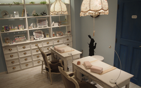 アリスの世界に迷い込める、メルヘンなネイルサロンへ行ってみた