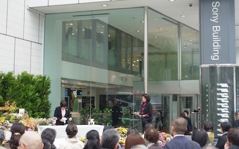 毎日異なる作品がお目見え！ 銀座ソニービル屋外で14人の「いけばな作家」がデモンストレーション