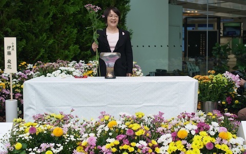 毎日異なる作品がお目見え！ 銀座ソニービル屋外で14人の「いけばな作家」がデモンストレーション