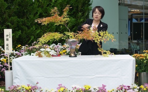 毎日異なる作品がお目見え！ 銀座ソニービル屋外で14人の「いけばな作家」がデモンストレーション