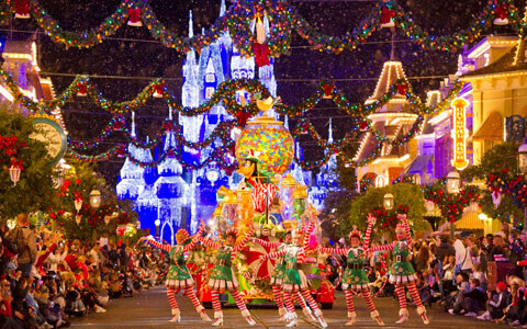 世界各地のディズニーリゾートの、夢あふれるクリスマスイベントに注目