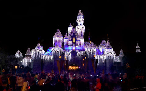 世界各地のディズニーリゾートの、夢あふれるクリスマスイベントに注目