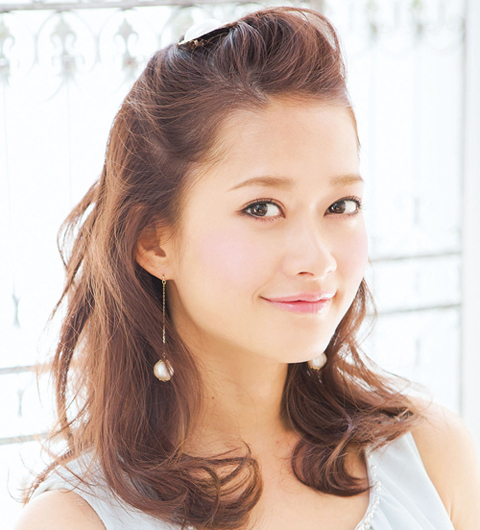 クリスマス気分を盛り上げる！　今チェックすべき、自分でできるパーティヘアアレンジ