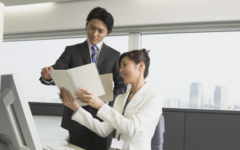 年上女性に対して抱いてしまう「嫉妬」を利用して、年下男子の心を掴む方法