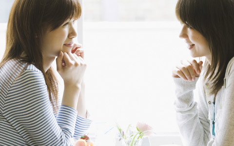 「仲良くなりたい」と思われる人の特徴って？ 相手の心を開く方法