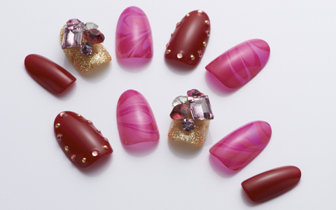 ビッグビジューとビビッドカラーのネイル