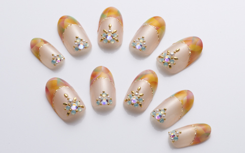 ビタミンカラーで上品なフレンチネイル