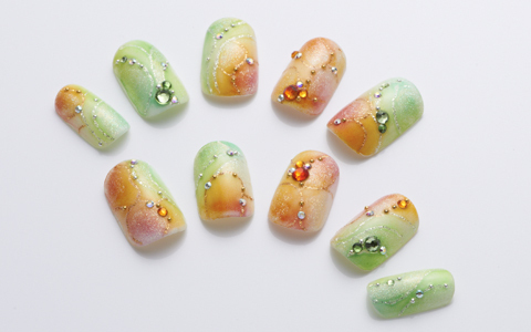 爽やかなグリーンとオレンジのグラデーションネイル