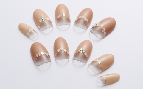 ヌードカラーのシンプルな逆フレンチネイル