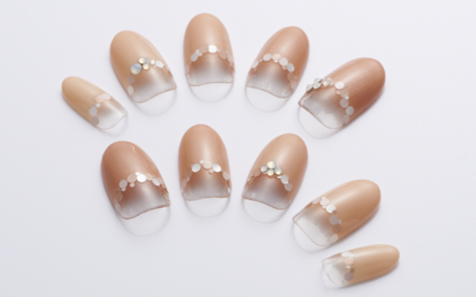 ヌードカラーのシンプルな逆フレンチネイル ウーマンエキサイト