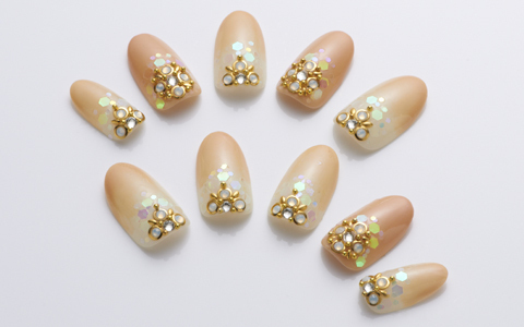 ストーン使いが豪華なヌードカラーネイル