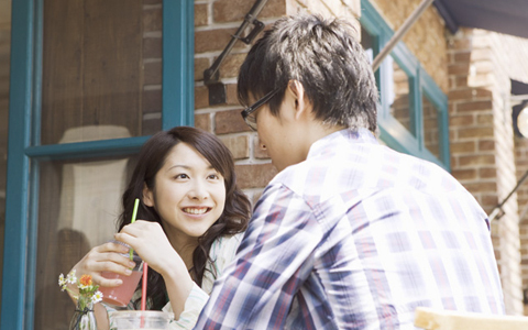 こんな女は嫌われる!?　彼氏の前でしてはいけないマナー違反