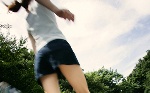 アクティブ女子に人気！　裸足感覚のシューズとは