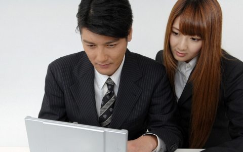 仕事で知り合った男性を誘うテクニック