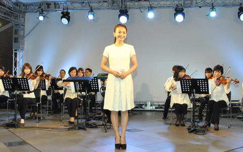 華原朋美「変えられない過去をバネに」復帰、第1弾シングル初ライブで号泣