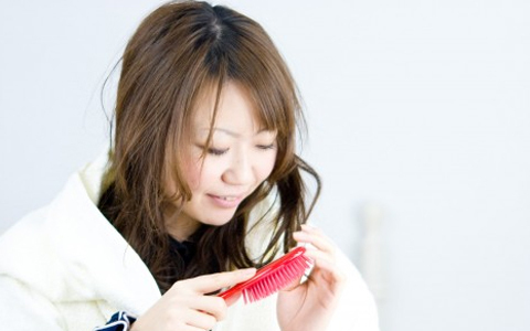 女性の悩みでも増加する、抜け毛の対処法とは？