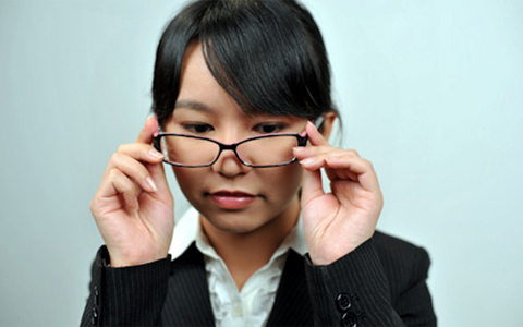 透明感のある目で目力を上げて、印象アップをねらう方法