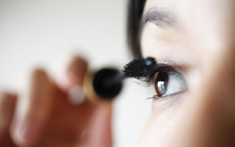 憂いを含んだ艶っぽい目元に 魅力的なまつ毛の作り方 ウーマンエキサイト 1 2