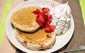 簡単アレンジ、おうちで絶品ストロベリーホットケーキ