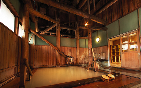 とろける濃厚硫黄泉“万座温泉”で美力をチャージ