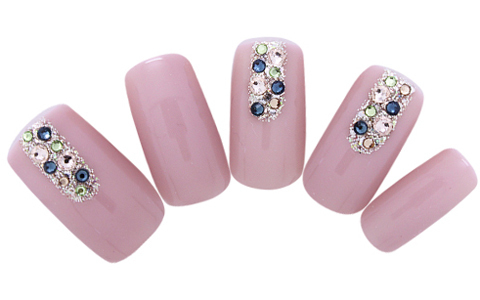 ヌーディ＆ゴージャスに、豪華なジュエルレインネイル