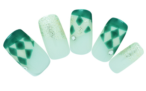 グリーンのダイヤ柄が特徴の、ベールキャローネイル
