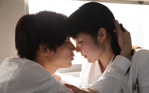 「心を通わせるには、唇ではなく…」、ミステリアスな色気の実力派俳優、綾野剛インタビュー