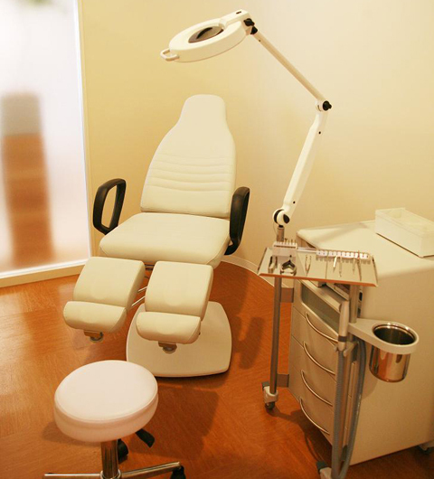 足裏の厚い角質や魚の目が、骨盤の歪みの原因になる！？