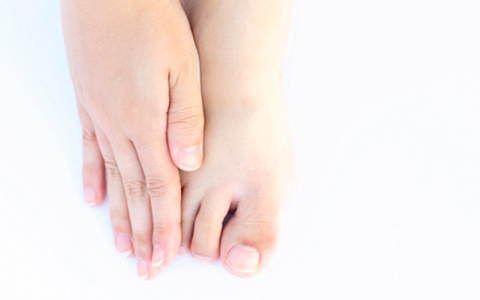 足裏の厚い角質や魚の目が、骨盤の歪みの原因になる！？