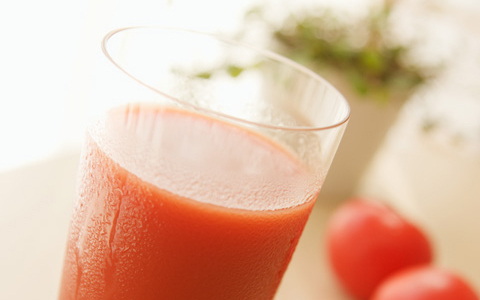 夏はトマトジュースで美白肌に。オススメはシャンパンみたいなトマトジュース