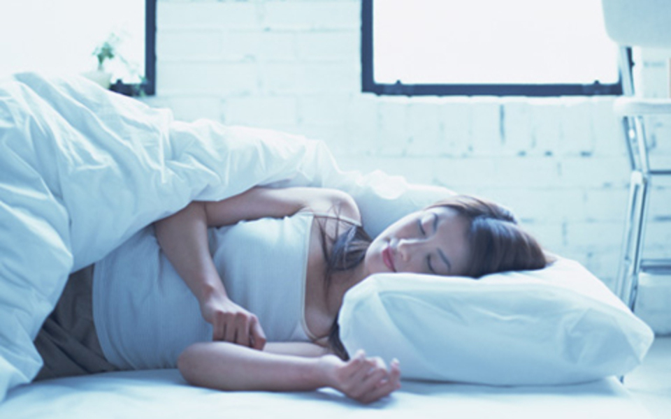 寝るときにブラジャーつけてますか 快適な眠りとバストを守る専用ブラとは ウーマンエキサイト 1 2