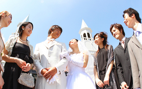 結婚式に何を着ていく？　最近の傾向とマナーを知って、おしゃれにお祝いの気持ちを表しては？