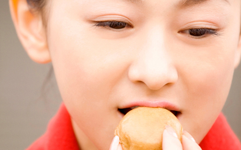 食べ方が汚い女子は恋愛NG？ 最低限気をつけるべき食事のお作法