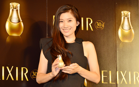 篠原涼子が実践する美容維持方法とは？ 人間ウォッチングが鍵