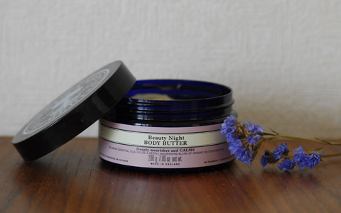 塗るだけで女らしさがUP、女性ホルモンに効くボディクリーム