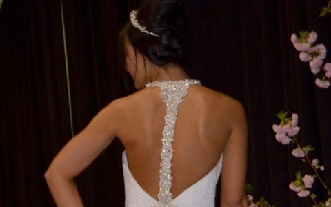 ブラ上の「ハミ肉」はオバサン化の始まり…背中エクササイズで食い込み・ぜい肉撃退