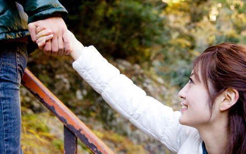 友達から彼へ…自然と「手を繋ぐ」雰囲気になる魔法のテクニック