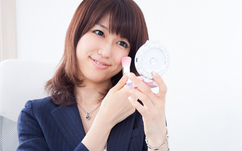 パーティー・女子会・デートに大活躍、5つのお助けアイテムでさっと化粧直し