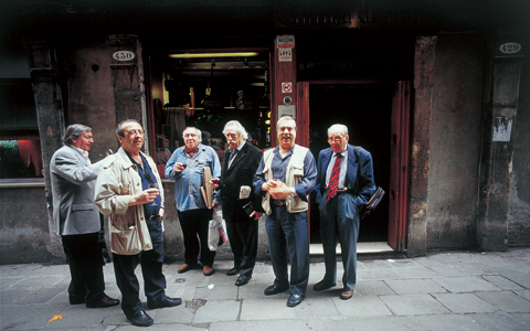 今週末は、東京のおしゃれな“立ち飲み”と“カフェ空間”に出掛けてみませんか