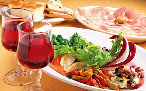 今週末は、東京のおしゃれな“立ち飲み”と“カフェ空間”に出掛けてみませんか