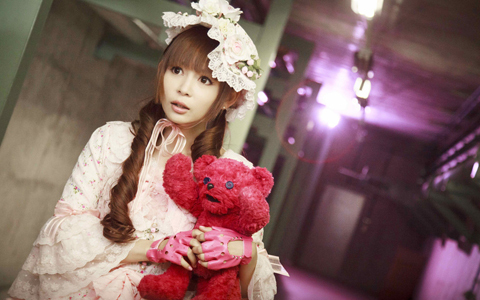 ロリータ衣装でヌンチャク技を披露するショコタン、中学時代の黒歴史が役作りに必要だった